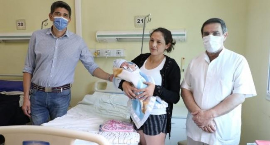 El primer beb&eacute; del a&ntilde;o naci&oacute; a metros de una comisar&iacute;a con la ayuda de tres polic&iacute;as