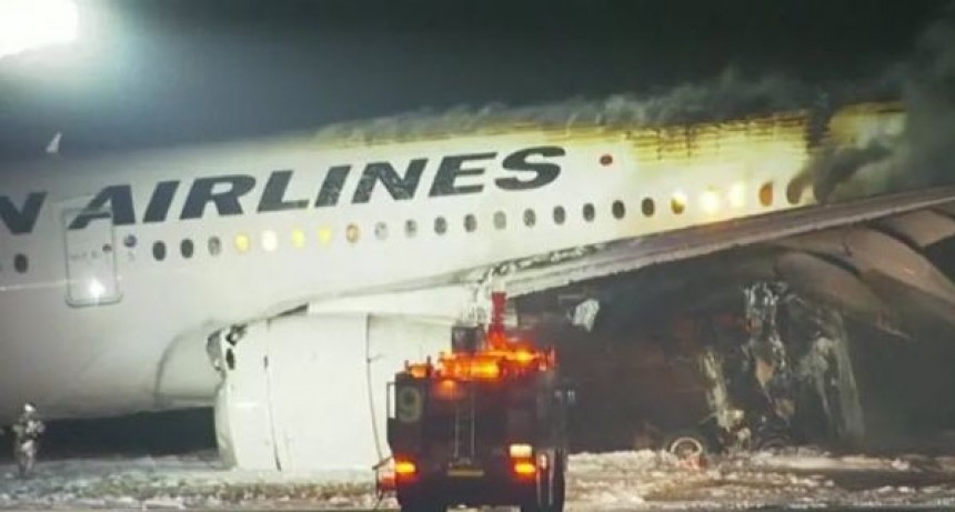 Temible incendio de un avi&oacute;n en Tokio con 300 pasajeros