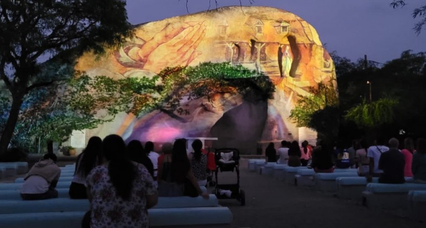 En la Gruta de Lourdes, Jaldo presenci&oacute; el espect&aacute;culo de mapping