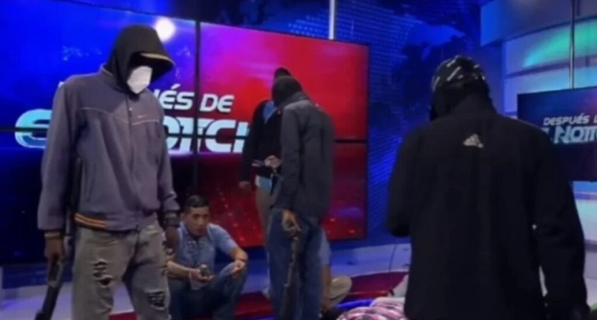 Encapuchados entraron a un canal de televisi&oacute;n y tomaron de rehenes a los trabajadores en Ecuador