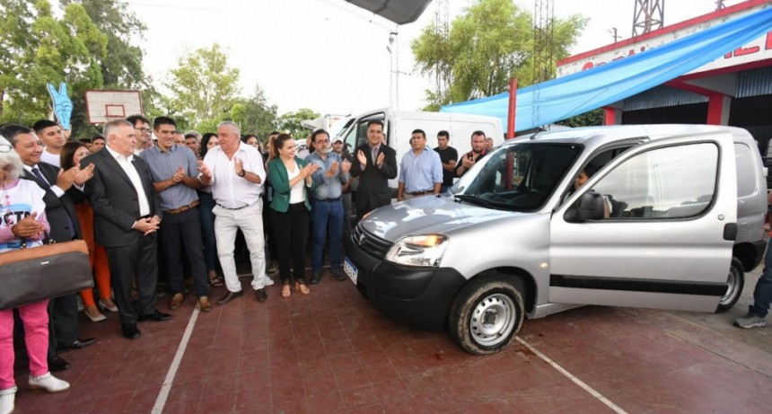  Santa Ana: el Gobierno entreg&oacute; veh&iacute;culos e inaugur&oacute; obras de pavimentaci&oacute;n