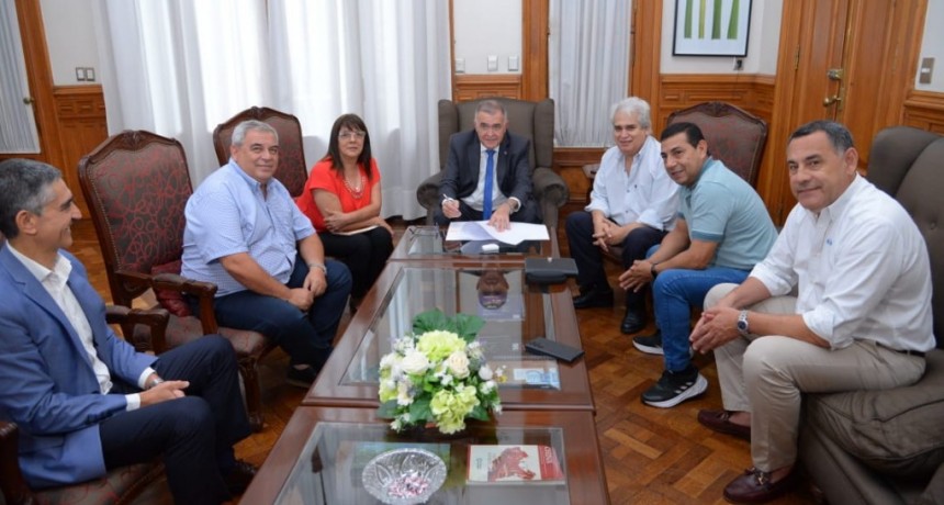 Jaldo firm&oacute; un decreto para abonar las horas extendidas a docentes tucumanos