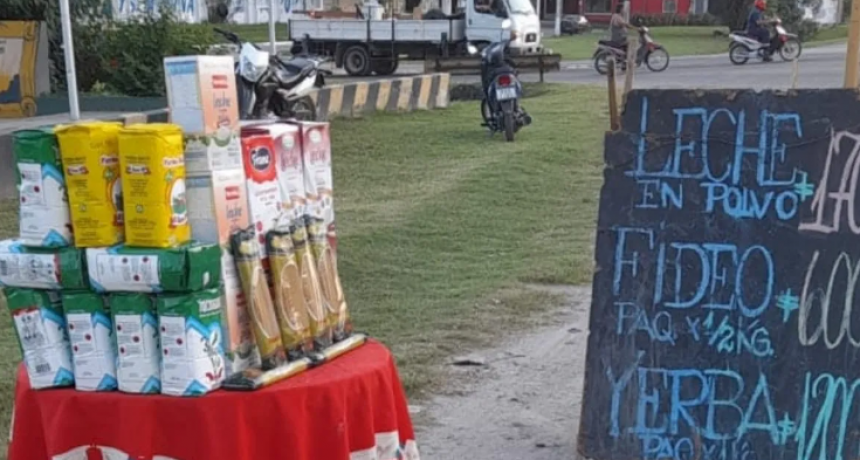 Vend&iacute;a mercaderia del Ministerio de Desarrollo Social en la calle y lo detuvieron