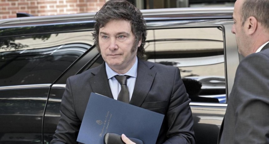 Milei examin&oacute; la &uacute;ltima versi&oacute;n del proyecto de ley "Bases" que se debatir&aacute; en Diputados