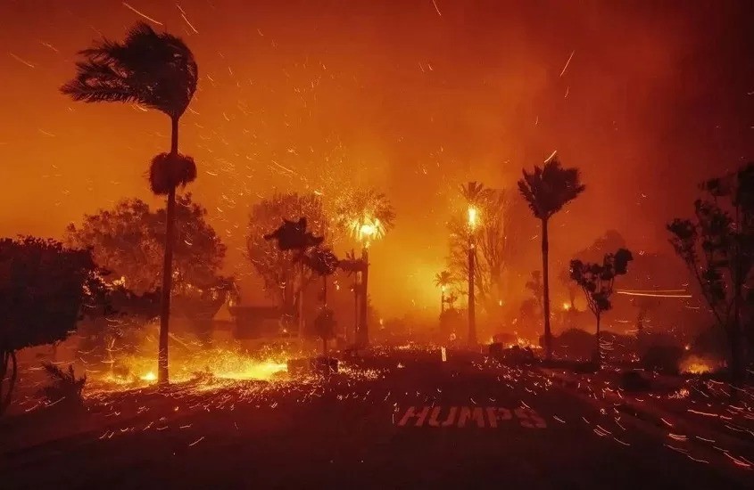 Más de 30 mil evacuados por un voraz incendio en California