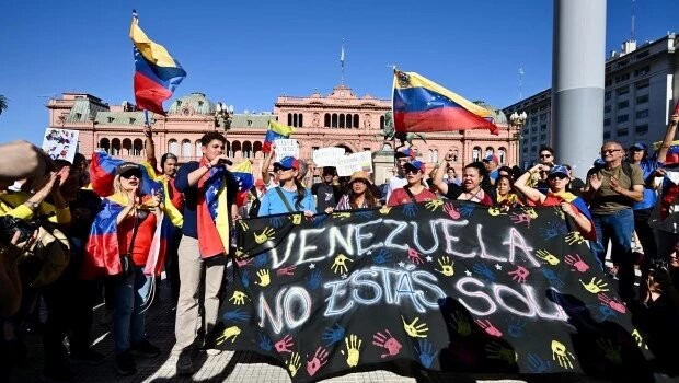 Manifestantes venezolanos se concentraron en Plaza de Mayo para reclamar por el traspaso de mando en Venezuela