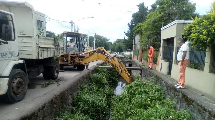 Tafí Viejo: llevaron a cabo tareas de limpieza en el canal ubicado en avenida Perú Sur