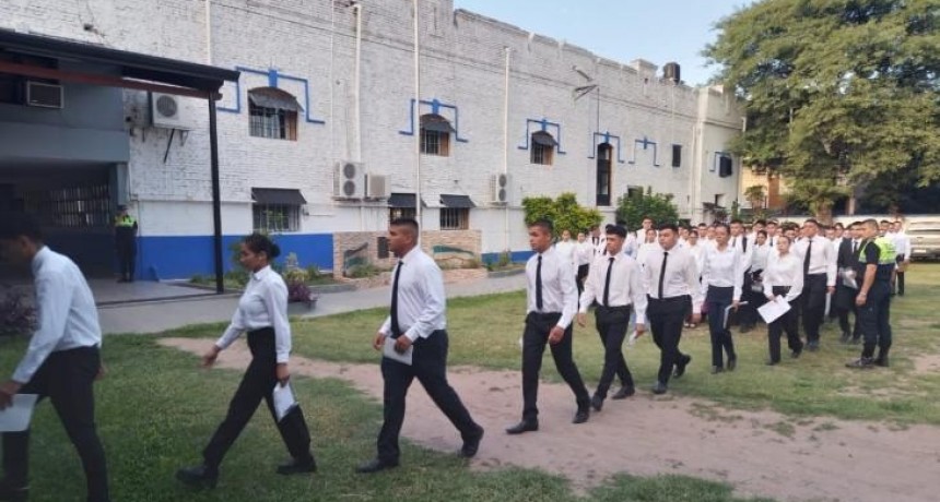 Los aspirantes a cadetes de la Policía de Tucumán realizan el examen intelectual