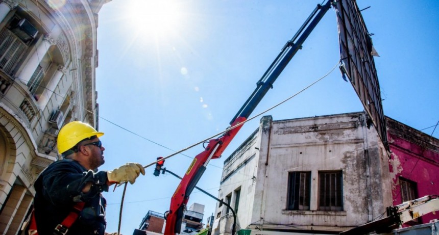La Municipalidad capitalina retira carteles publicitarios para reducir la contaminación visual en la ciudad