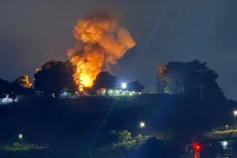 Explosiones, caos y videos virales: el minuto a minuto de la madrugada en que EE.UU. atacó Caracas y capturó a Maduro