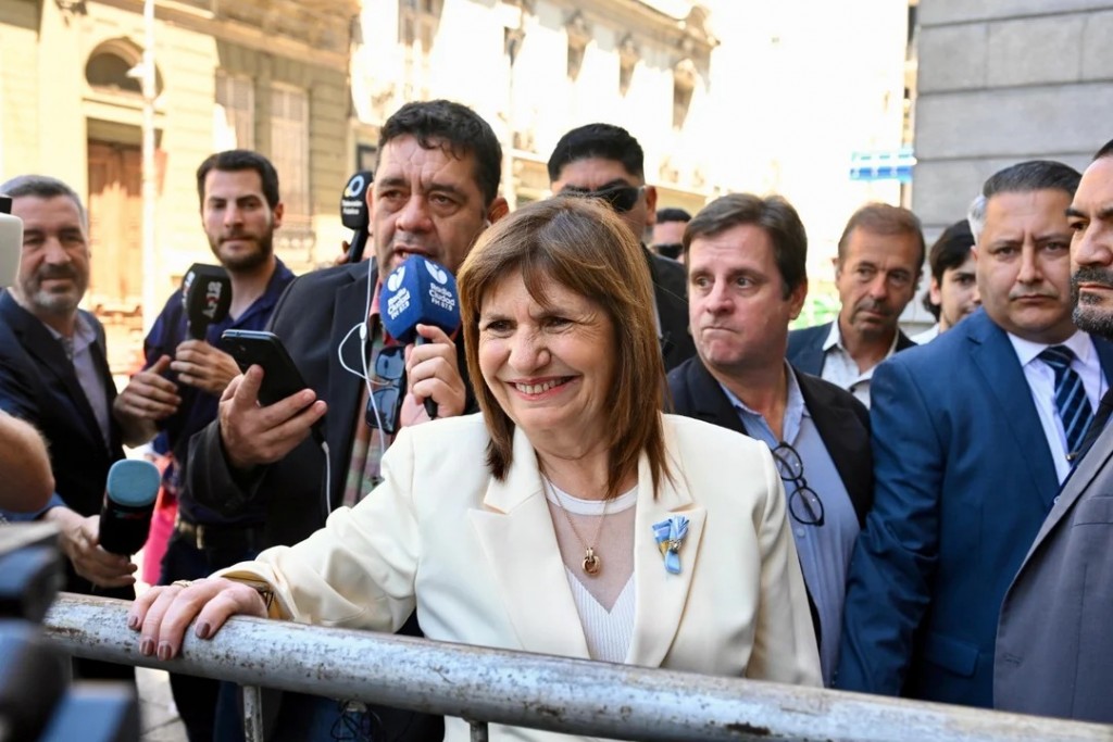 Bullrich sigue 