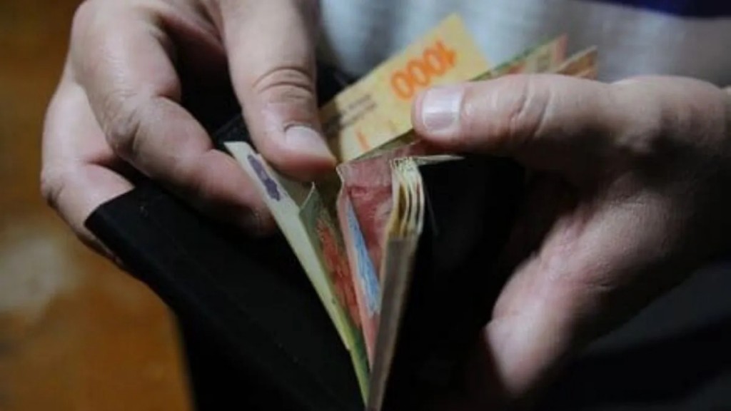 Salarios: por qué la inflación más baja en años no se siente en el bolsillo