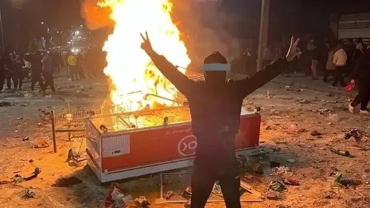 Irán vive olas de protestas pese a la represión y al apagón de internet