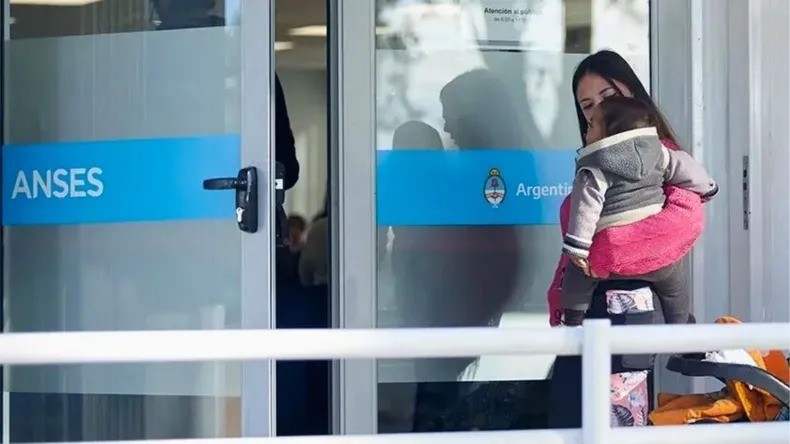 Las asignaciones por hijo duplican poder de compra en dos años y salarios públicos caen hasta 33%