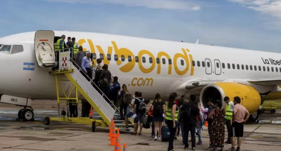 Multan a Flybondi tras cancelar 125 vuelos y dejar a miles de pasajeros varados