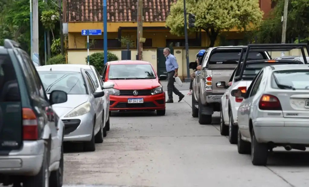Prohíben estacionar en una cuadra de Deán Funes para ordenar el tránsito, pero genera polémica