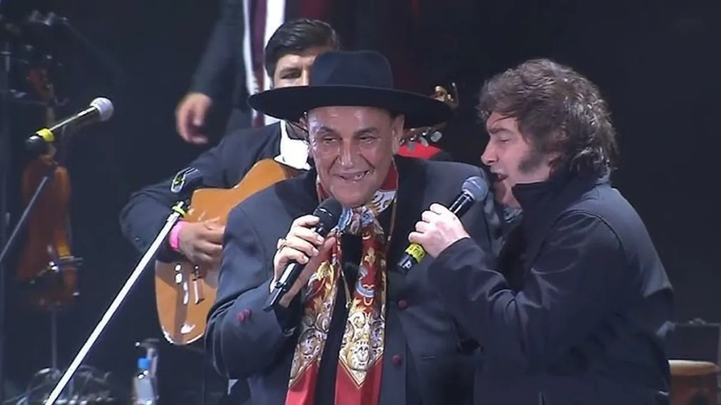 Milei cantó con el Chaqueño Palavecino en el Festival de Jesús María