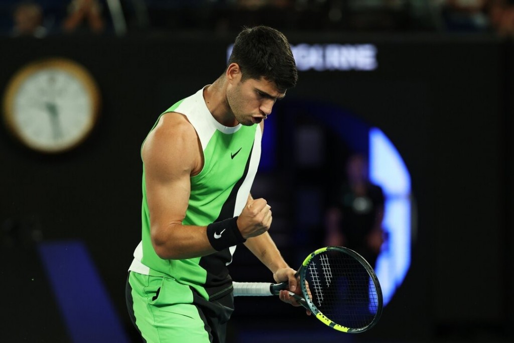 Alcaraz arranca con autoridad en Melbourne: paso firme en su debut por el Australian Open