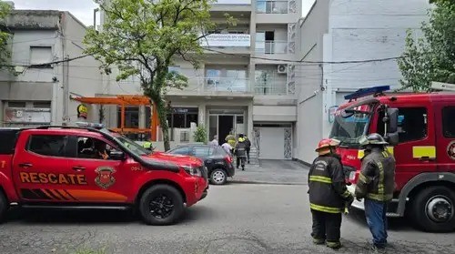 Evacúan un edificio en el centro tucumano por un incendio causado por un problema eléctrico