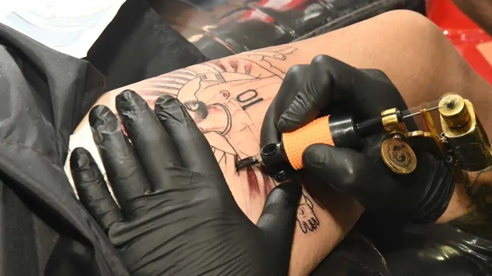 Estudio revela que 6 de cada 10 argentinos tienen al menos un tatuaje; las mujeres tienen un 50% más que los hombres