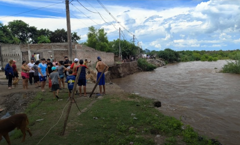 Evacuan a 17 familias en riesgo por la crecida del río Salí en el barrio Las Piedritas de la Capital
