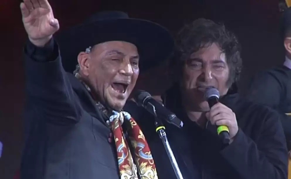 Tras cantar con Milei, expulsan al Chaqueño Palavecino de la Asociación Federal de Raíces Criollas