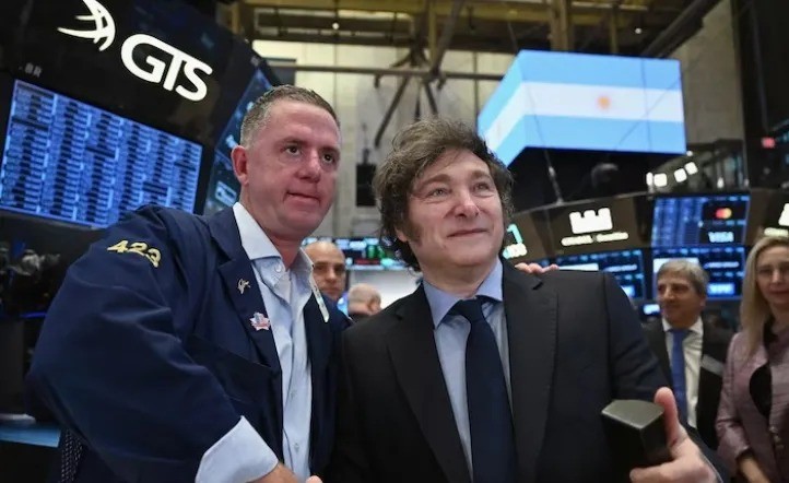 El Riesgo País cayó a 493 puntos, su nivel más bajo desde junio de 2018, y el Merval tocó un récord intradiario