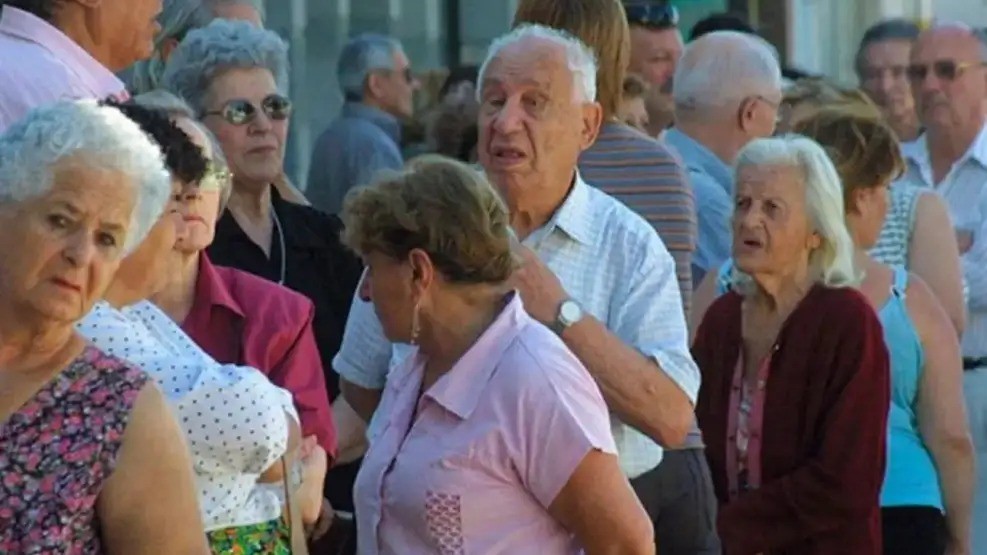 Jubilados: el Gobierno mantiene el bono en $70.000 y la mínima sube a $359.219