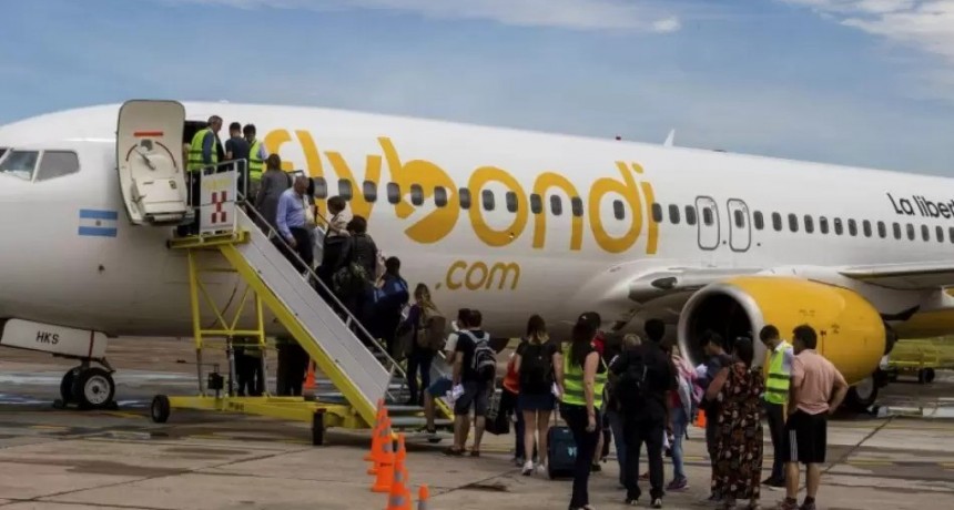 Multan a Flybondi tras cancelar 125 vuelos y dejar a miles de pasajeros varados