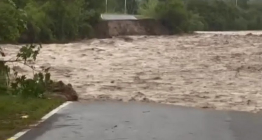 Lules: el río se llevó parte del asfalto de la Ruta 321 y provocó evacuaciones