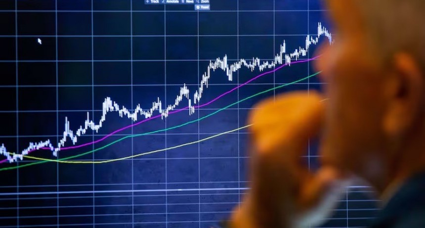 Riesgo pa&iacute;s de Argentina cae a 527 puntos, su nivel m&aacute;s bajo en siete a&ntilde;os y medio