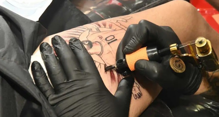 Estudio revela que 6 de cada 10 argentinos tienen al menos un tatuaje; las mujeres tienen un 50% más que los hombres
