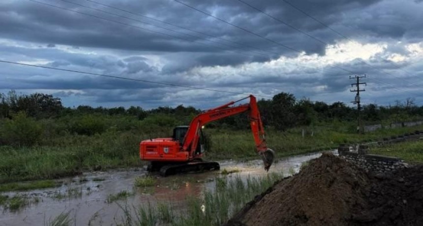 Aguilares: tras la tormenta, avanzan con obras urgentes para escurrir el agua y colocar un ca&ntilde;o de desag&uuml;e en la ruta 338
