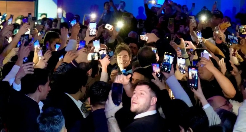 Milei viaja a Mar del Plata para continuar su "Tour de la Gratitud": agenda con acto p&uacute;blico, La Derecha Fest y una invitaci&oacute;n de F&aacute;tima Flores