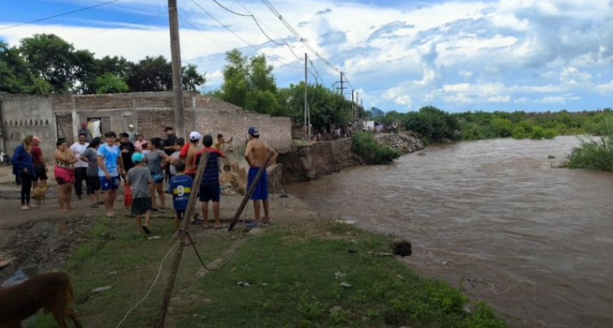Evacuan a 17 familias en riesgo por la crecida del río Salí en el barrio Las Piedritas de la Capital