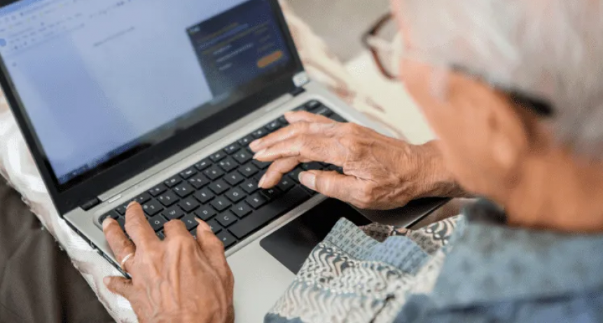 Jubilados podrán acceder a internet de forma gratuita