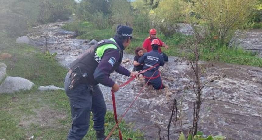 Rescatan a una mujer atrapada en un río de Tafí del Valle