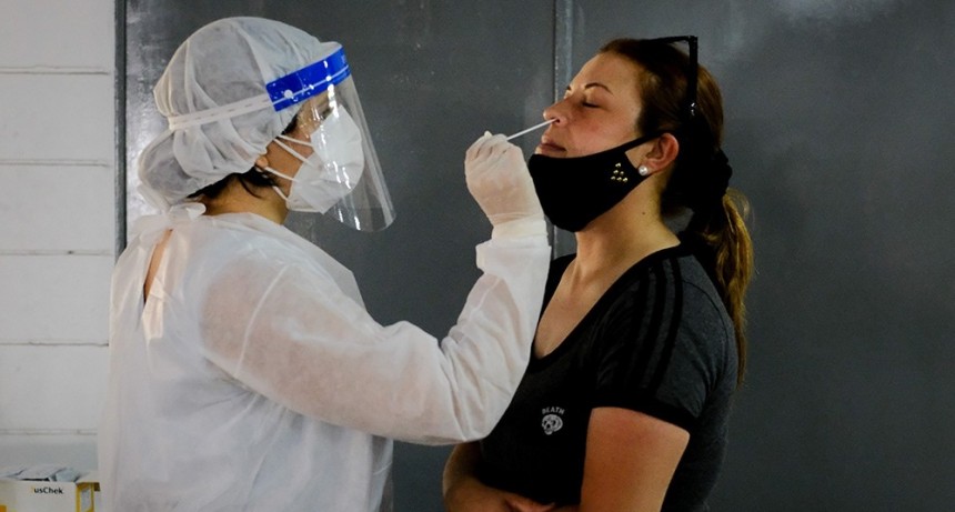 La cantidad de casos de coronavirus en Argentina cayeron un 43%
