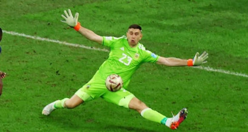 Dibu Martínez subasta los guantes que usó en Mundial Qatar 2022