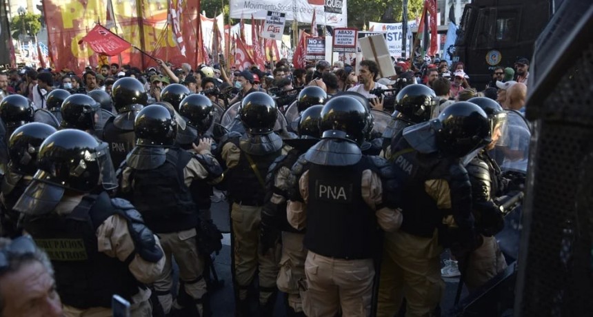 Tensi&oacute;n e incidentes en la segunda jornada de protestas frente al Congreso: un detenido