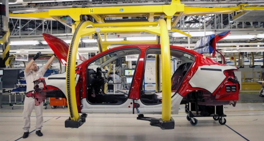 Derrumbe del mercado automotriz: ventas y producci&oacute;n cayeron hasta 28% en enero