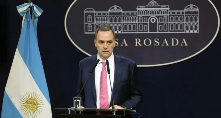 Adorni: "Que alguien pueda creer que yo cobro la AUH o un plan es ser imb&eacute;cil"