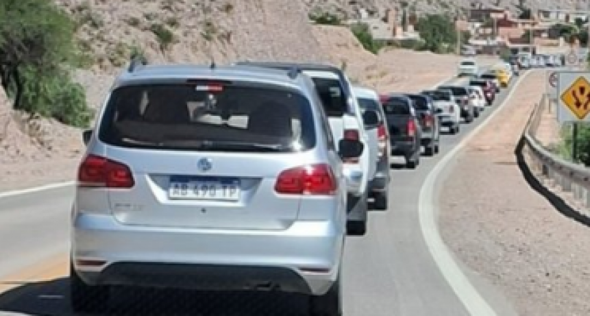 Miles de autos colapsan la Ruta 9 en Jujuy por el Carnaval