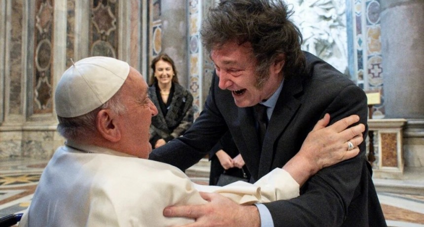 Saludo, pulgares arriba y abrazo incluido: el primer encuentro p&uacute;blico de Milei con el papa Francisco
