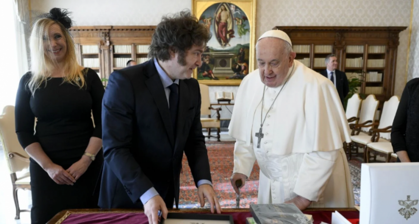 Cuáles fueron los regalos que intercambiaron Javier Milei y el papa Francisco