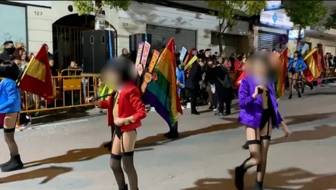 Espa&ntilde;a: esc&aacute;ndalo por el desfile de una comparsa con ni&ntilde;os "sexualizados"