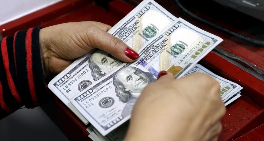 Por qu&eacute; sigue cayendo el d&oacute;lar y qu&eacute; pasa con la aspiradora de pesos del Banco Central