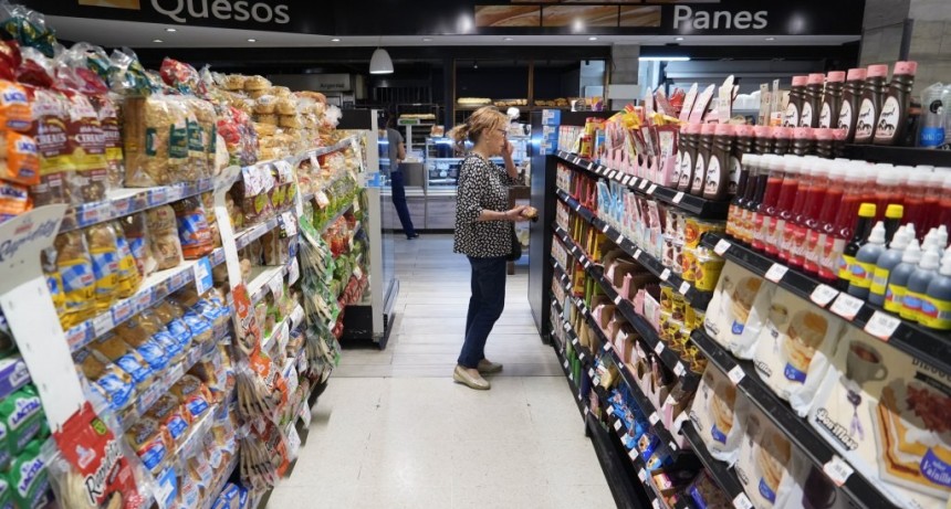 Los salarios arrancaron el a&ntilde;o muy atr&aacute;s de la inflaci&oacute;n: cu&aacute;nto perder&iacute;an en 2024