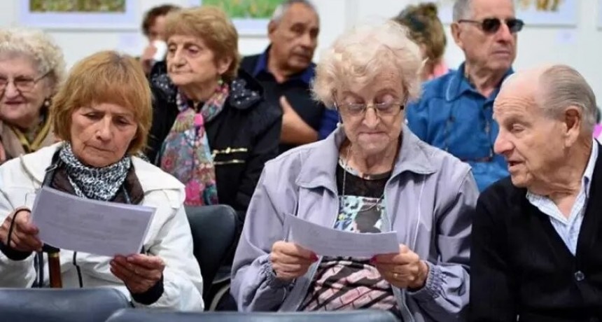 Eval&uacute;an pasar a planes sociales a jubilados que accedieron por moratoria