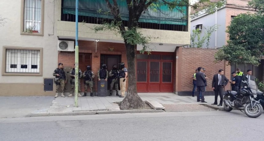 Detienen a un abogado tras un allanamiento por el intento de huelga policial